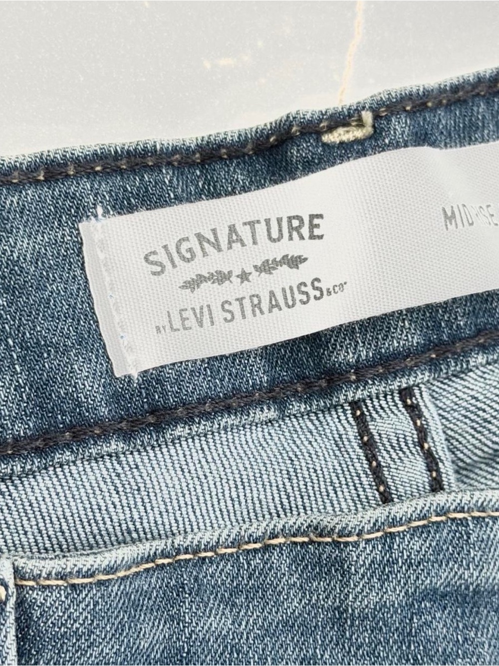 Levi Strauss Signature Mid Rise Cuffed Capri Jeans NWT - Picture 3 of 5